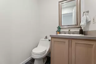 4532 Carriage Hill Ln, Columbus, OH 43220 - Photo 5
