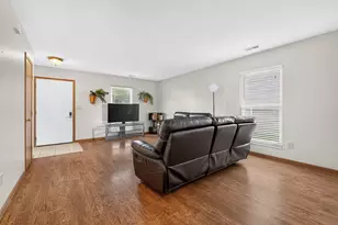 3885 Farm Brook Ln, Columbus, OH 43204 - Photo 7