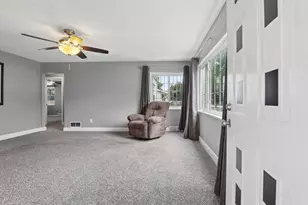387 Maple Dr, Columbus, OH 43228 - Photo 7