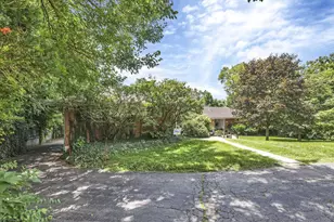 2715 Charing Rd, Upper Arlington, OH 43221 - Photo 3