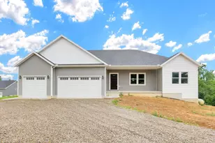 621 Trapp Ln, Hopewell, OH 43746 - Photo 1