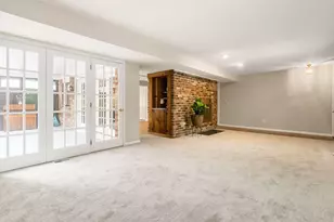 911 Manor Ln, Columbus, OH 43221 - Photo 5