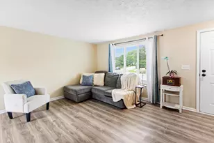 862 Eliots Oak Rd, Columbus, OH 43228 - Photo 3