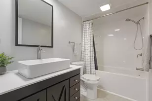 952 Chatham Ln, Columbus, OH 43221 - Photo 13