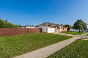 1504 Red Leaf Ln, Columbus, OH 43223 - Photo 3