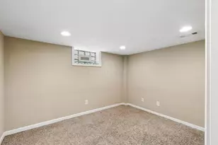 557 E Royal Forest Blvd, Columbus, OH 43214 - Photo 23