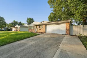 5458 Carbondale Dr, Columbus, OH 43232 - Photo 3