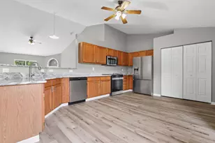 385 Oak Village Dr, Columbus, OH 43207 - Photo 7