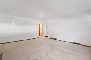 1076 Chestershire Rd, Columbus, OH 43204 - Photo 21