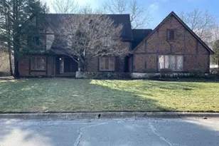 825 Bluffview Dr, Columbus, OH 43235 - Photo 1