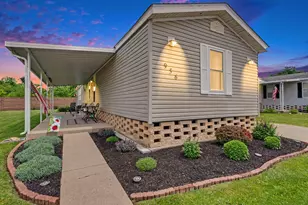 956 Scarlett Ln, Columbus, OH 43207 - Photo 1