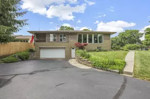 855 E Village Dr, Newark, OH 43055 - Photo 1