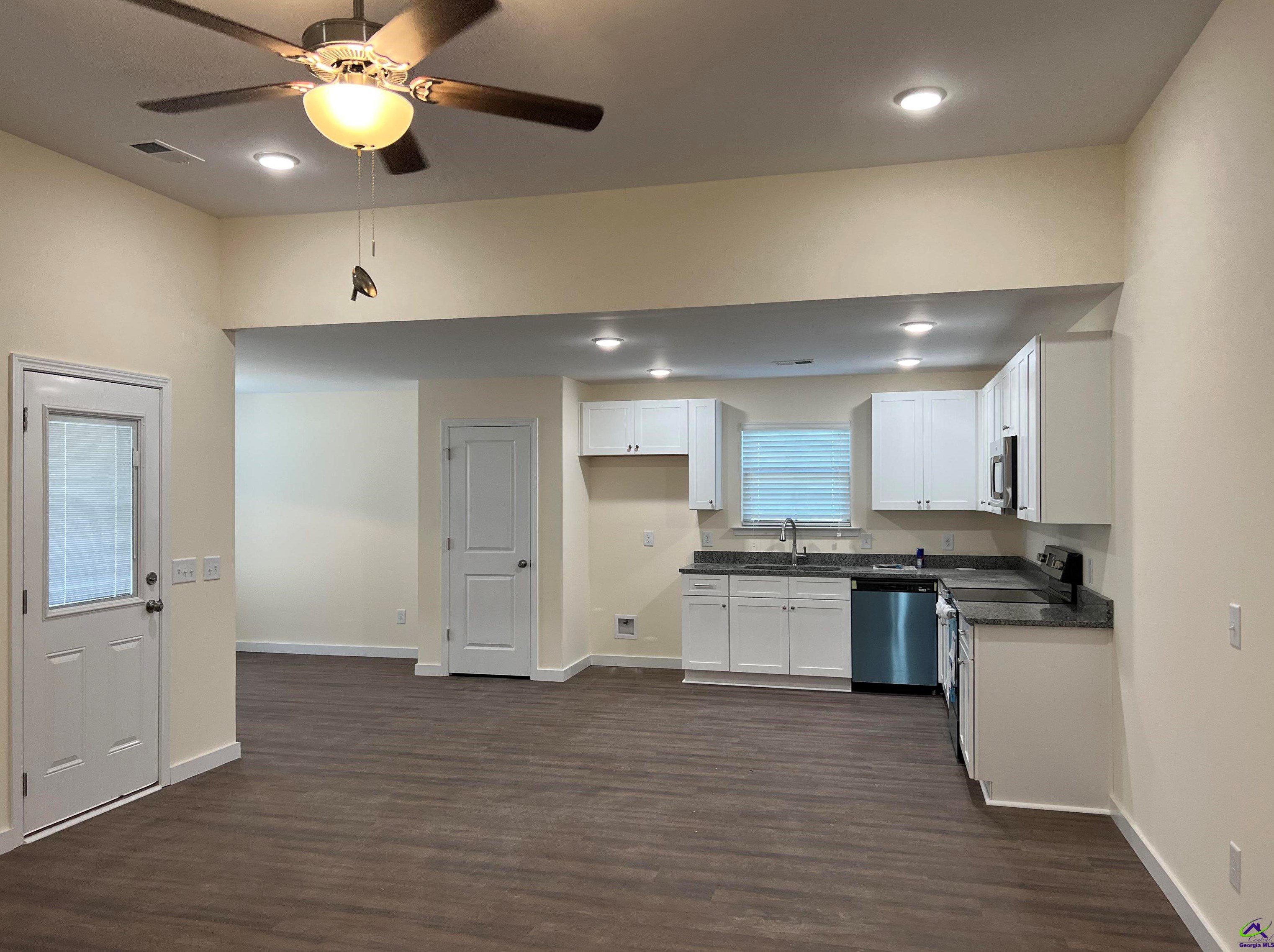 121 Hughes Dr, Warner Robins GA  31093-7353 exterior