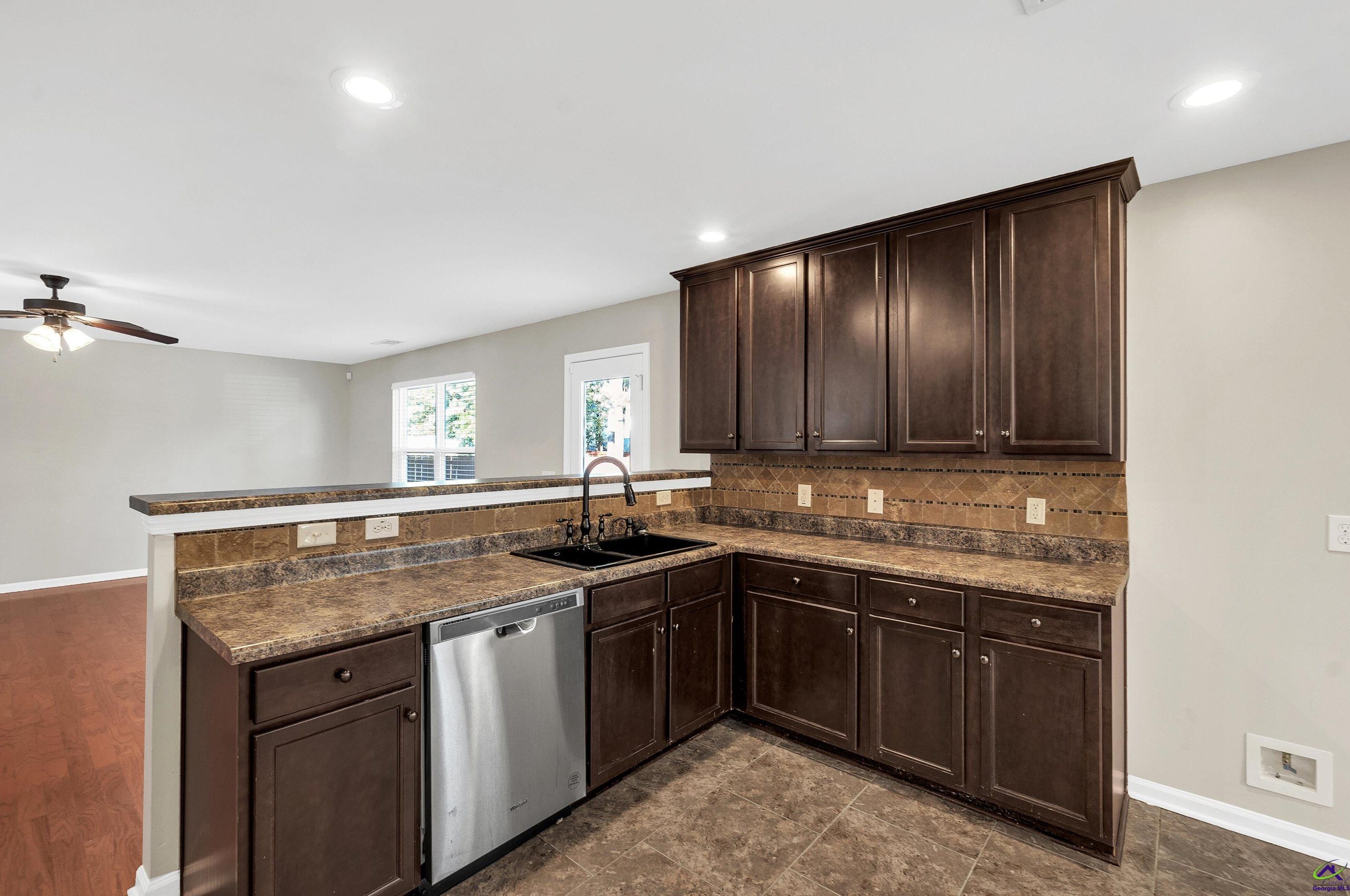 100 Arbor Crk, Warner Robins GA  31093-8957 exterior