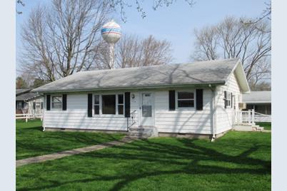 404 w charleston rd ashmore il 61912 mls 10697277 coldwell banker 404 west charleston road ashmore il 61912