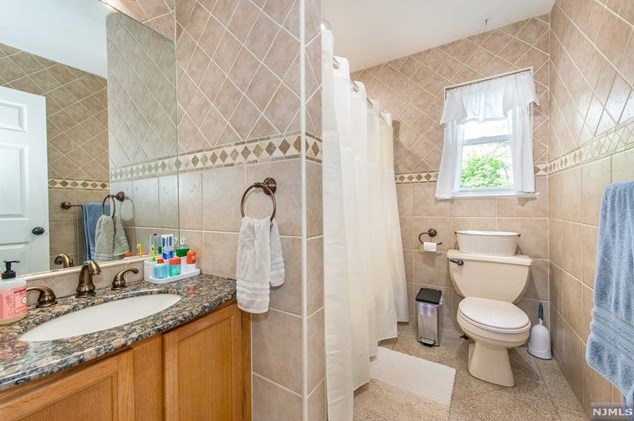 6 Ogden Ter, Kinnelon NJ 07405-1112 exterior