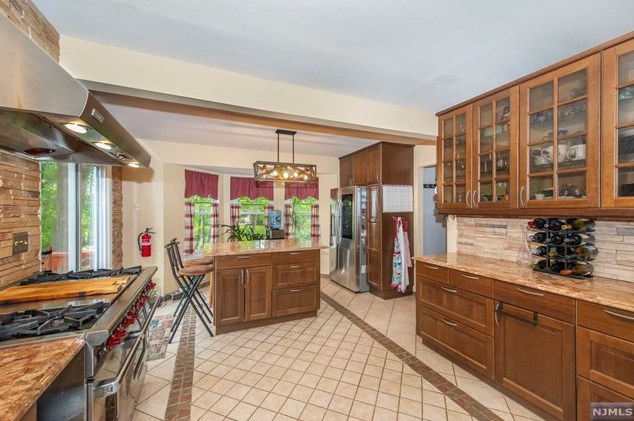 6 Ogden Ter, Kinnelon NJ 07405-1112 exterior