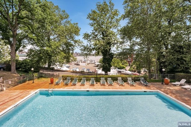 1375 River Rd, Edgewater NJ  07020-1455 exterior