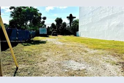 1750 NW 7th St, Miami, FL 33125 - Photo 9