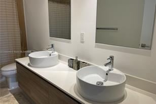 121 NE 34th St, Miami, FL 33137 - Photo 13