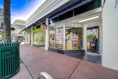 Cafeteria/Convenience Store For Sale in Miami Beach On Washington Ave - Photo 1