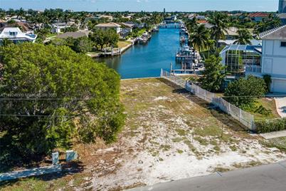 609 Spinnaker Drive, Other City - In The State Of Florida, FL 34145 - Photo 7
