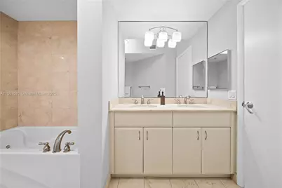6365 Collins Ave #4106, Miami Beach, FL 33141 - Photo 19