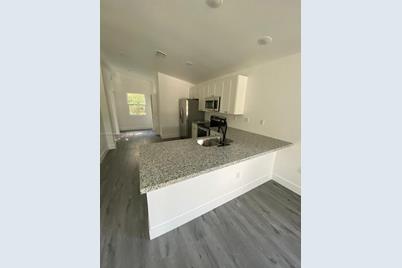 190 NW 57th St, Miami, FL 33127 - Photo 9