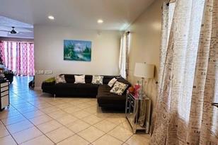 12739 27th St, Hollywood, FL 33027-3822