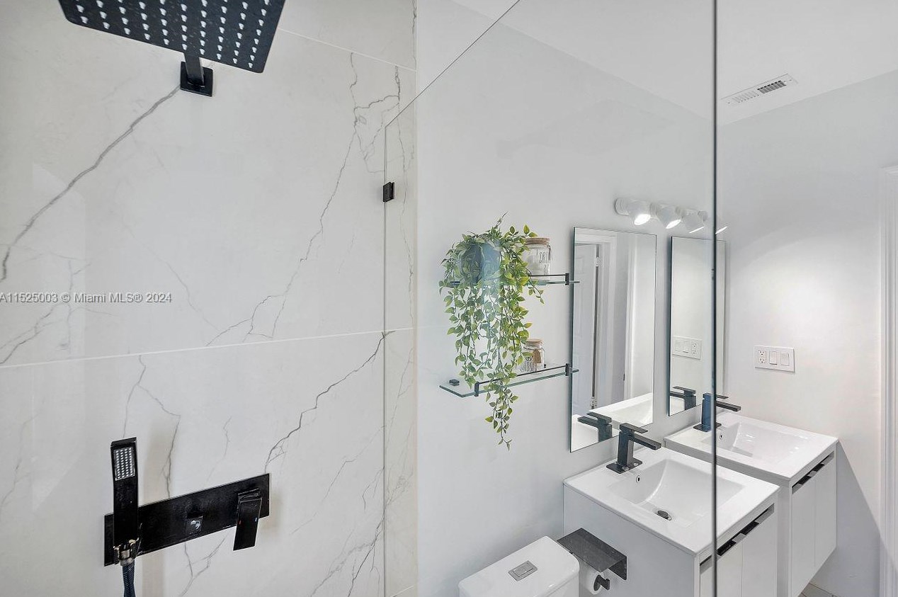 5900 58th Ter, Miami FL  33143-2219 exterior