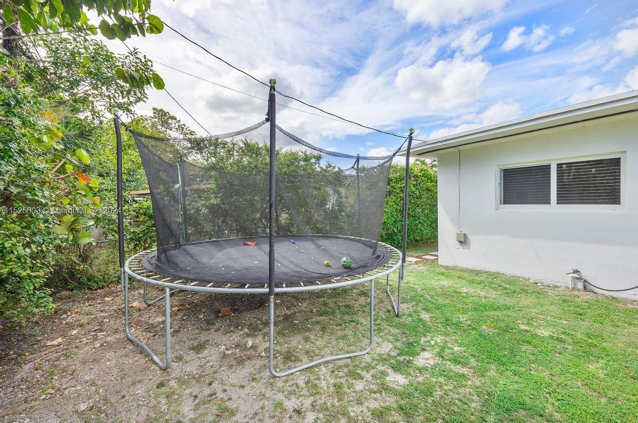 5900 58th Ter, Miami FL  33143-2219 exterior