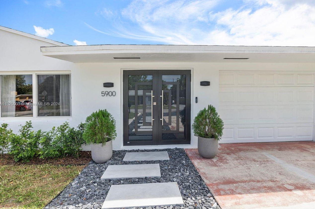 5900 58th Ter, Miami FL  33143-2219 exterior