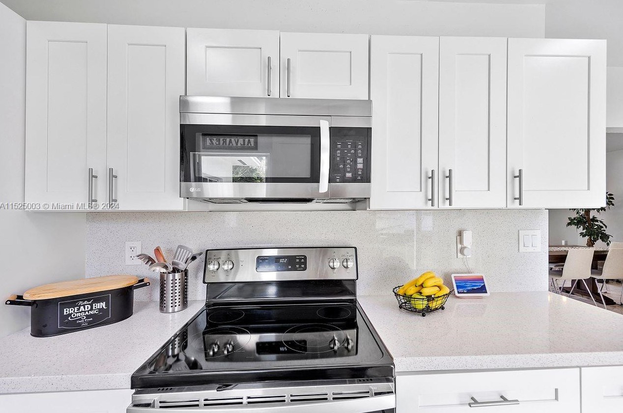 5900 58th Ter, Miami FL  33143-2219 exterior