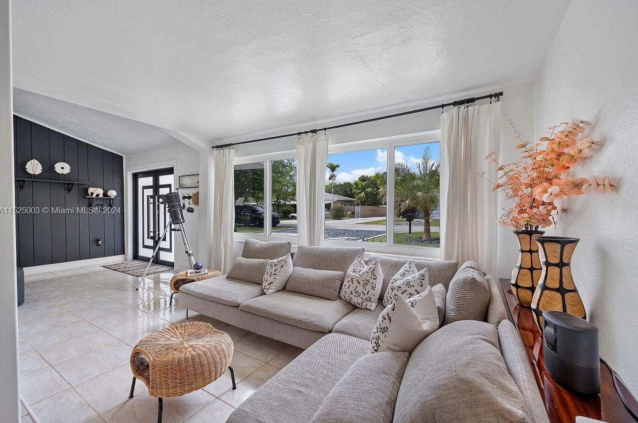 5900 58th Ter, Miami FL  33143-2219 exterior