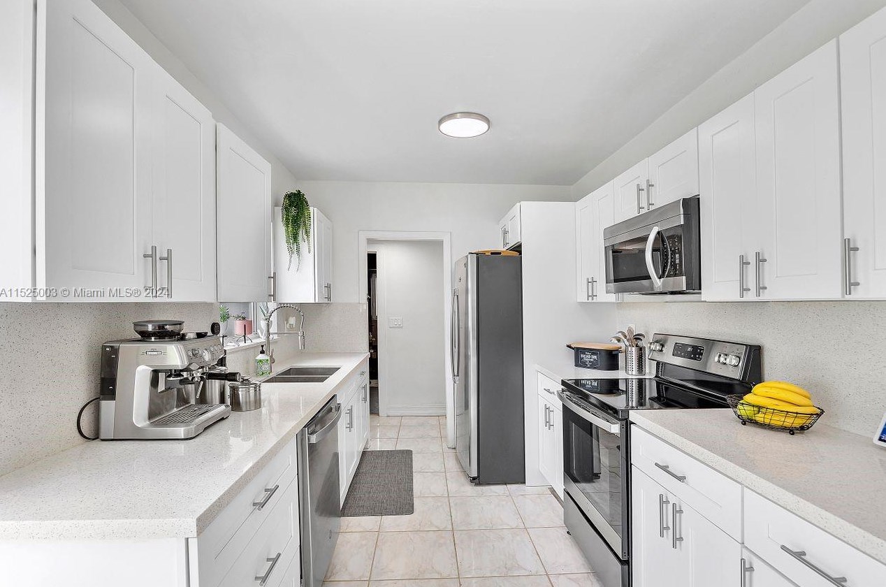 5900 58th Ter, Miami FL  33143-2219 exterior