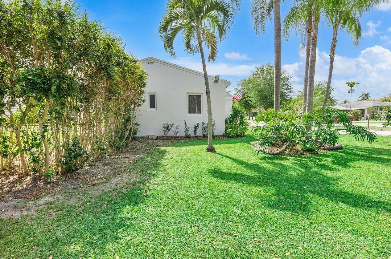 5900 58th Ter, Miami FL  33143-2219 exterior