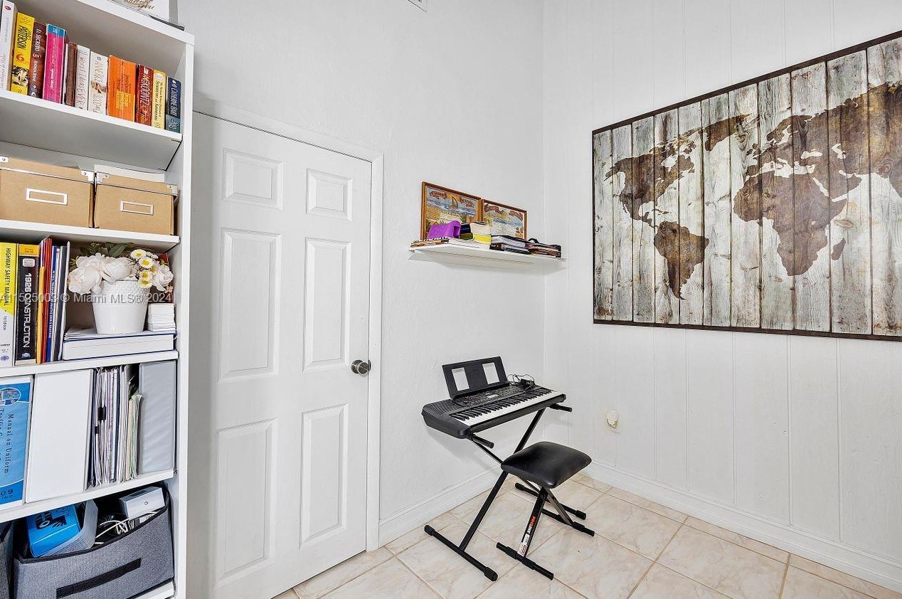 5900 58th Ter, Miami FL  33143-2219 exterior