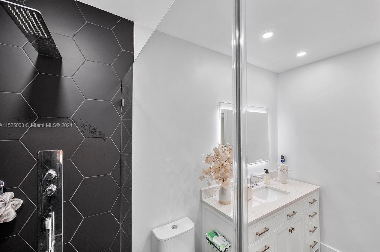 5900 58th Ter, Miami FL  33143-2219 exterior