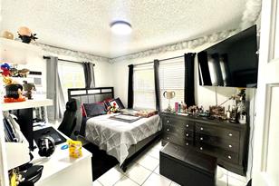 559 E 15th St - Photo 7