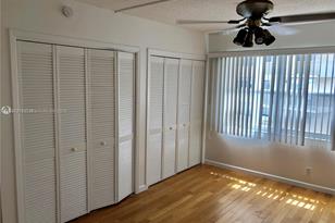 121 Golden Isles Dr, Hallandale Beach, FL 33009 - Photo 21
