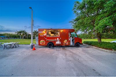 2 Food Trucks For Sale in Miami - Photo 1