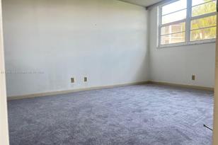 9511 N Hollybrook Lake Dr #106, Hollywood, FL 33025
