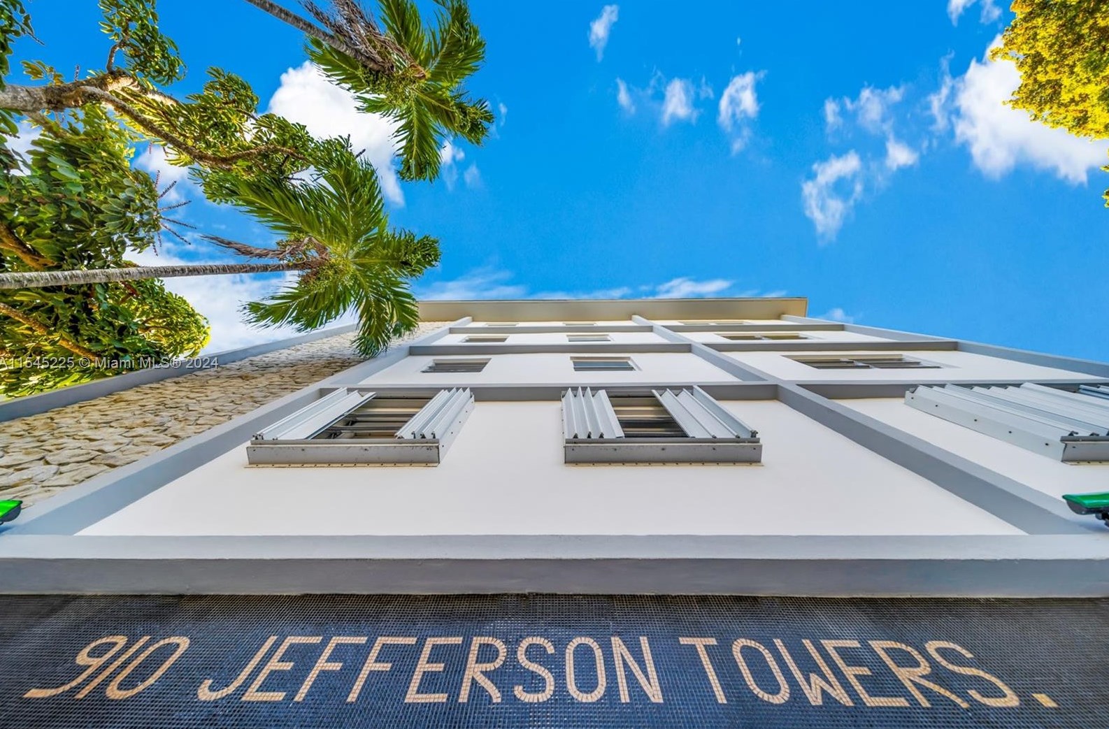 910 Jefferson Ave, Miami FL  33139-8450 exterior