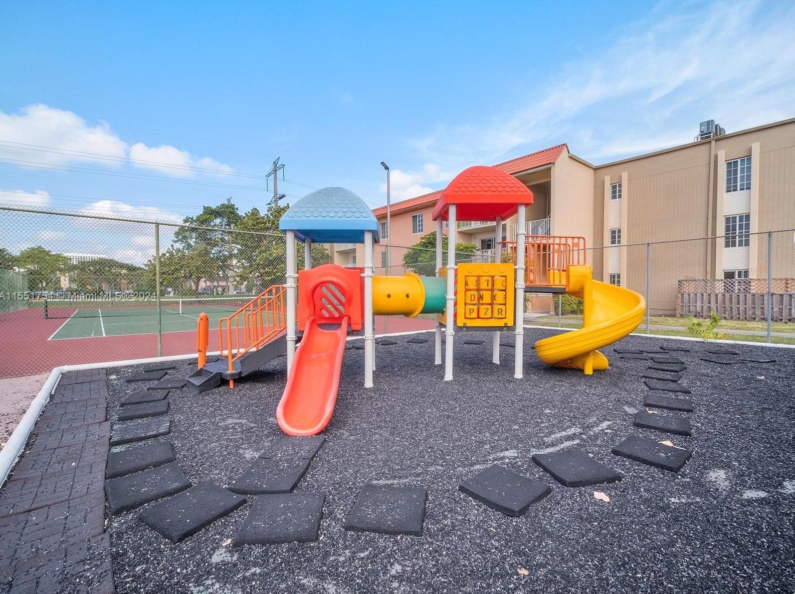 5201 Geneva Way, Miami FL 33166-4601 exterior