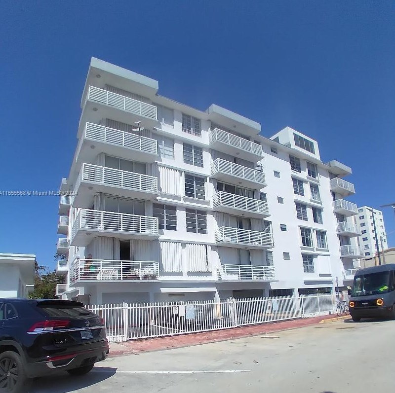 7800 Carlyle Ave, Miami Beach FL  33141-2027 exterior