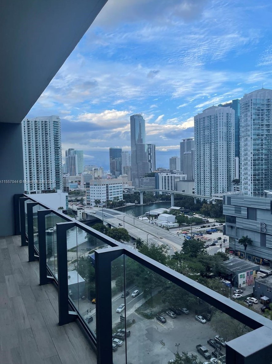 88 7th St, Miami FL exterior