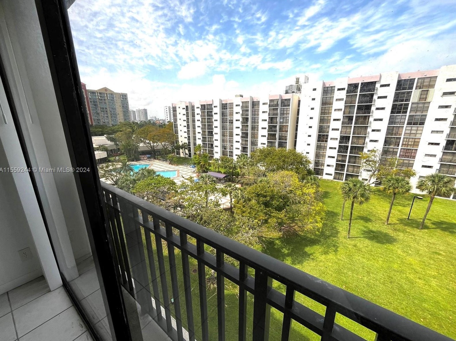 16919 Bay Rd, Miami FL 33160-4253 exterior