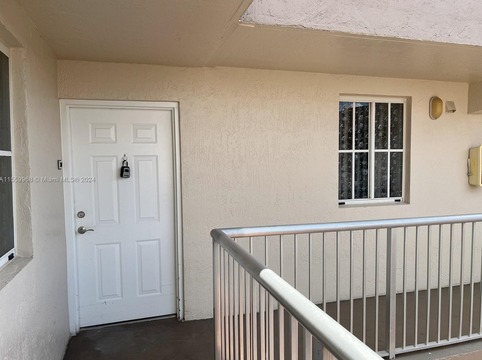 6155 186th St, Hialeah FL  33015-8004 exterior