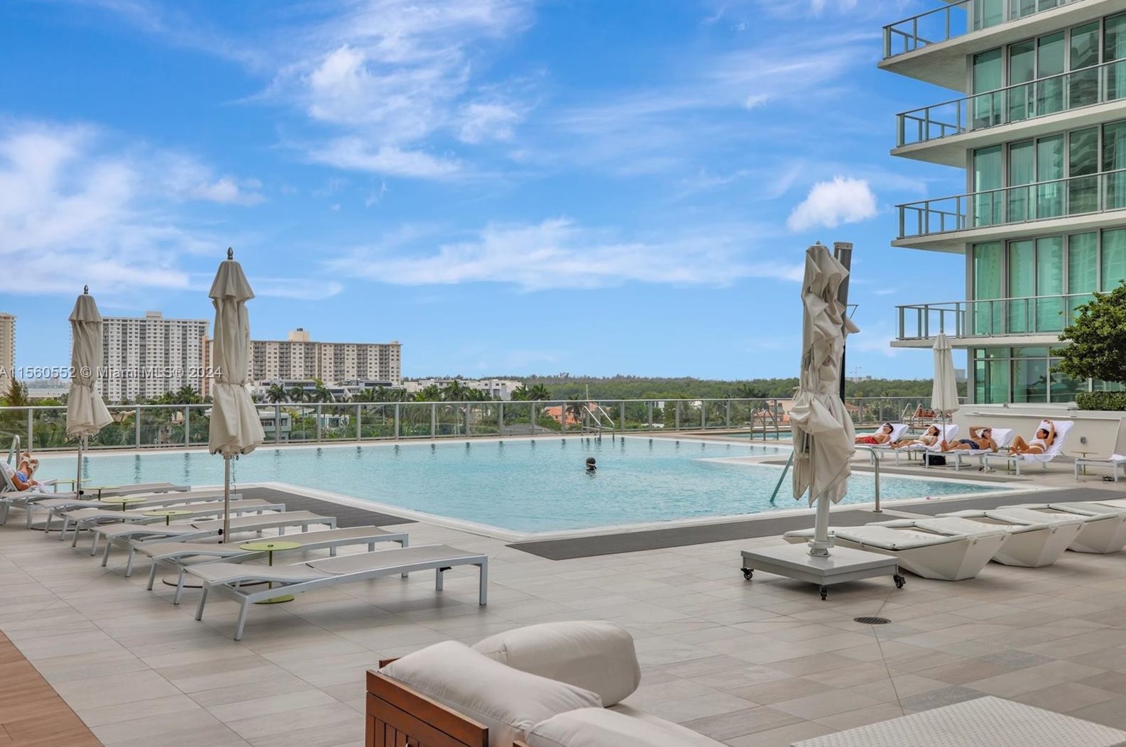 330 Sunny Isles Blvd, Miami FL 33160-4211 exterior