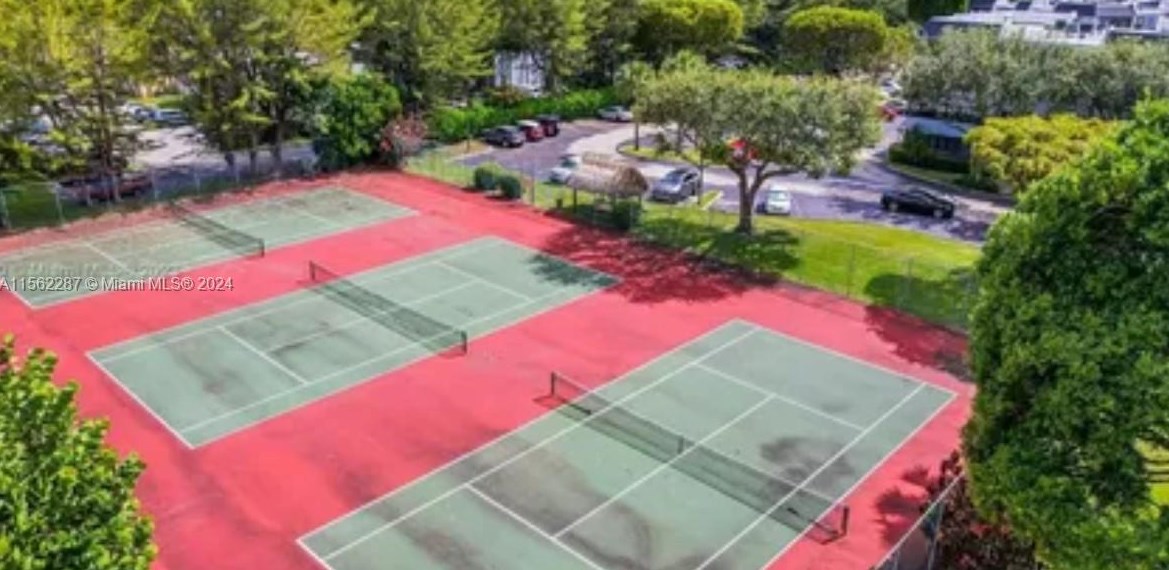 10854 Kendall Dr, Miami FL exterior